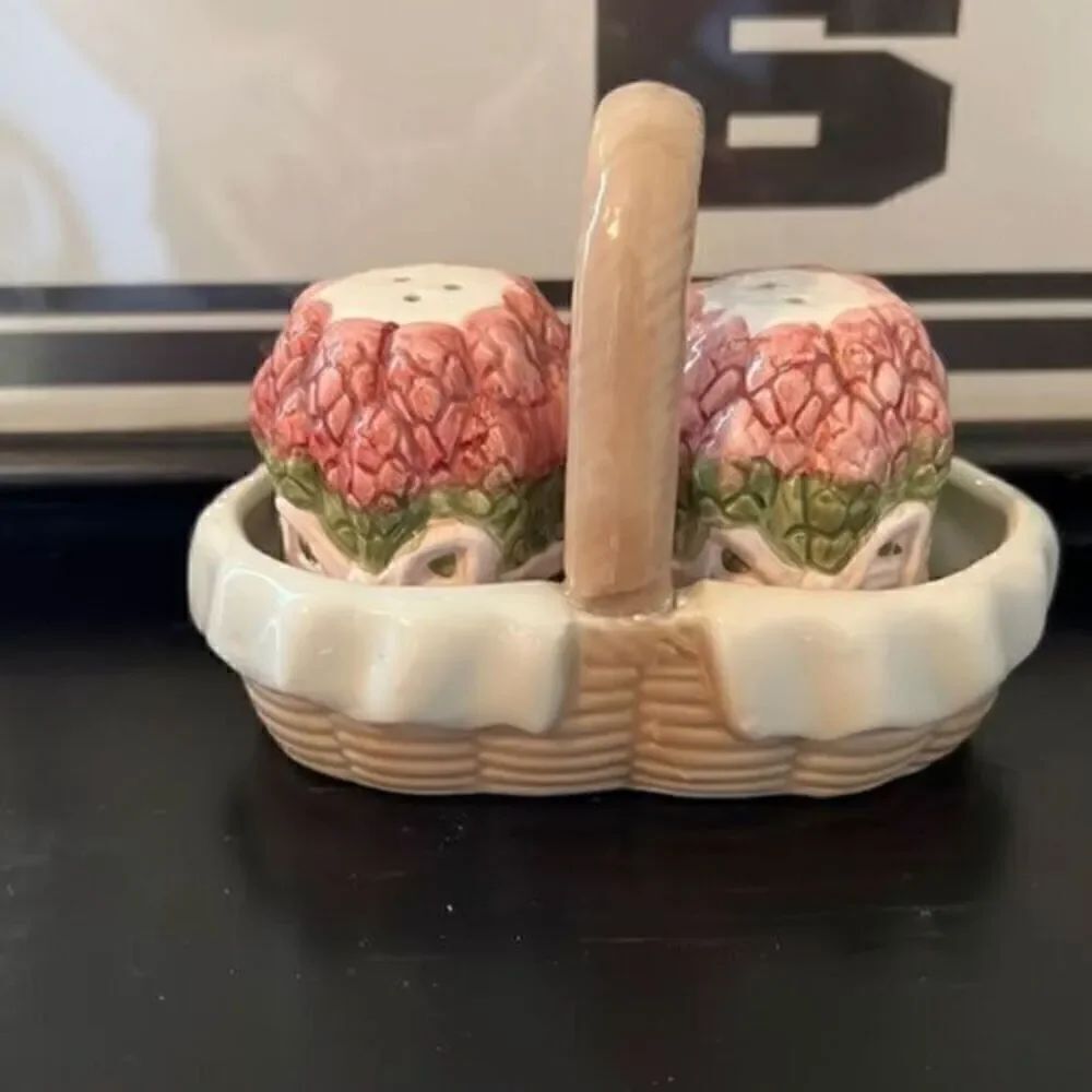 Vintage ceramic salt and pepper shakers, Asparagus in a basket
